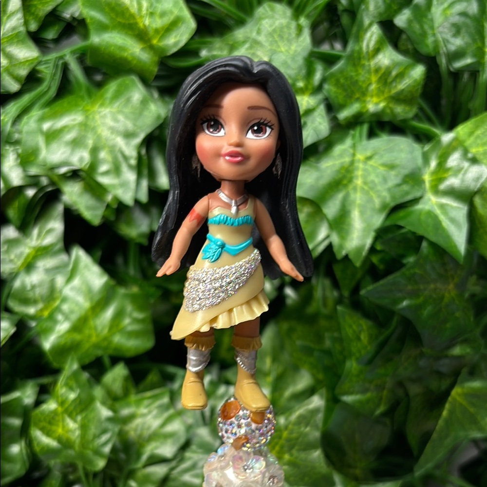 Disney Charming Pocahontas 3.5”Doll Pen with Black Hair and Yellow Outfit